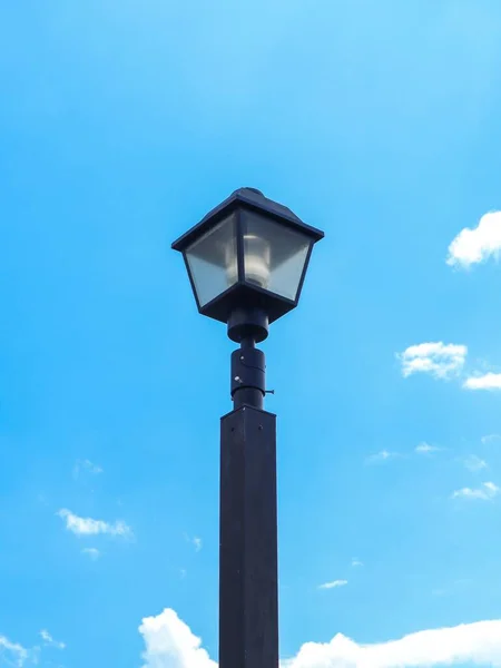美国路易斯安那州一个黑色灯笼的垂直镜头 — 图库照片
