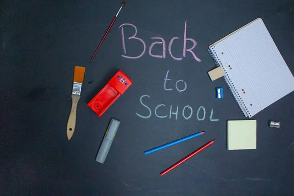 Blackboard Com Suprimentos Como Lápis Coloridos Mais Elementos Relacionados Escola — Fotografia de Stock