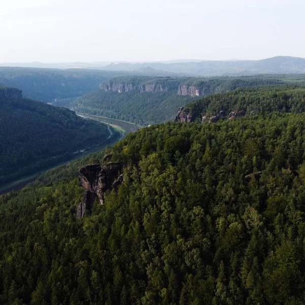Uma Vista Panorâmica Das Montanhas Cobertas Com Florestas Verdes Sob — Fotografia de Stock
