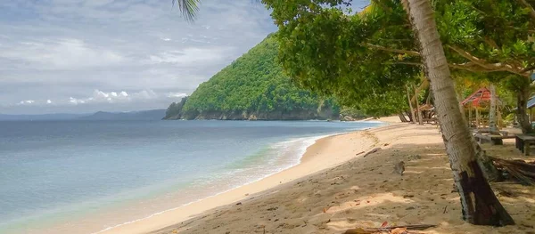 Spiaggia Vuota Con Vegetazione Verde Sullo Sfondo Del Mare Del — Foto Stock