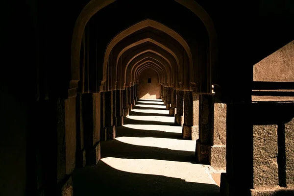 Piękne Ujęcie Ciemnego Korytarza Zręcznościowego Kolumnami Słońcu New Delhi Indie — Zdjęcie stockowe