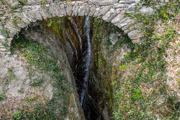 Tiro Uma Fonte Água Natural — Fotografia de Stock