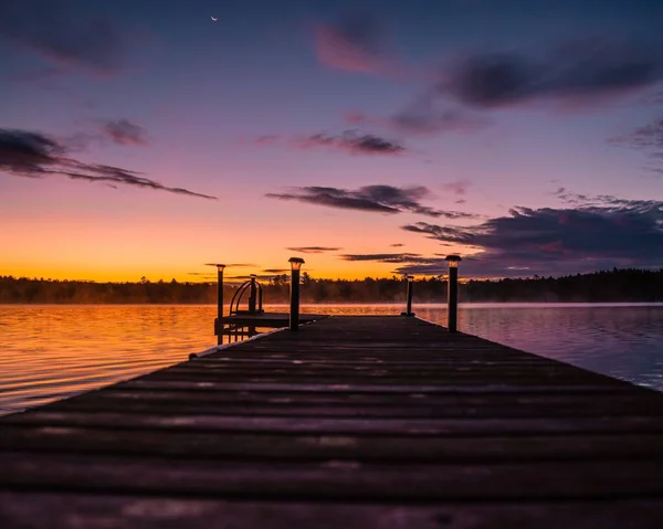 Schöner Sonnenuntergang Über Einem See Mit Steg Und Horizont — Stockfoto