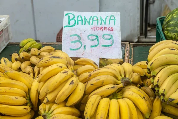 ブラジルのカシアス スルのストリート フェアでホワイトボード上のバナナ価格 ブラジルのインフレ — ストック写真