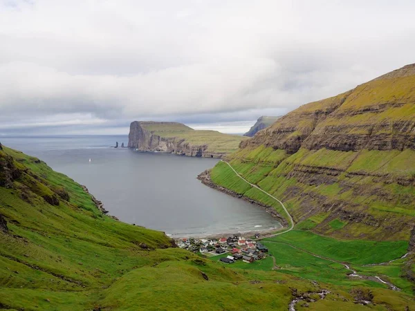 Petit Village Bord Mer Entouré Montagnes Verdoyantes Par Une Journée — Photo