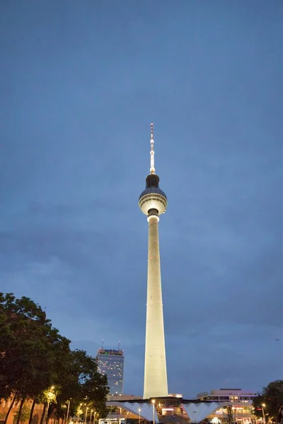 Eine Vertikale Aufnahme Des Berliner Fernsehturms Alexanderplatz Wolkenverhangenen Himmel — Stockfoto