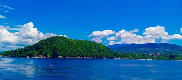 Belle Vue Sur Rivage Vert Contre Ciel Bleu Avec Des — Photo