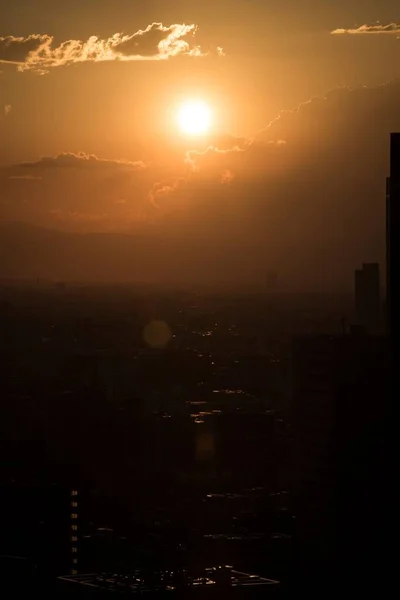 Eine Vertikale Aufnahme Von Silhouette Ansicht Von Gebäuden Gegen Den — Stockfoto