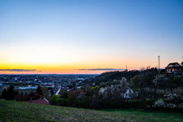 Tájkép Épületekkel Napnyugtakor Székelyudvaron — Stock Fotó