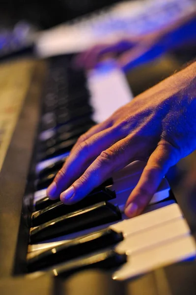 ピアノで演奏する人間の指の塊 — ストック写真