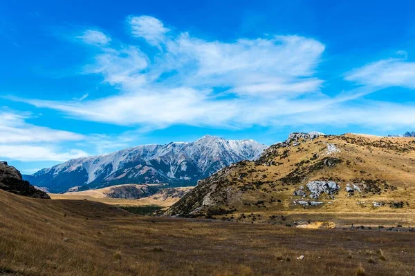 Una Vista Panorámica Las Montañas Colinas Bajo Cielo Azul Brillante — Foto de Stock