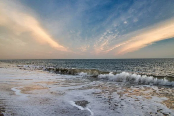 Una Vista Panorámica Las Olas Estrellándose Una Orilla Arenosa Atardecer —  Fotos de Stock