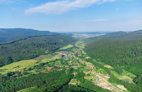 Paesaggio Aereo Villaggio Tra Colline Verde Rurale — Foto Stock