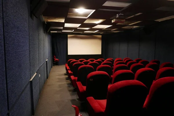 空荡荡的剧场的内部 以空白的白色屏幕为背景 有彩色的空间 — 图库照片