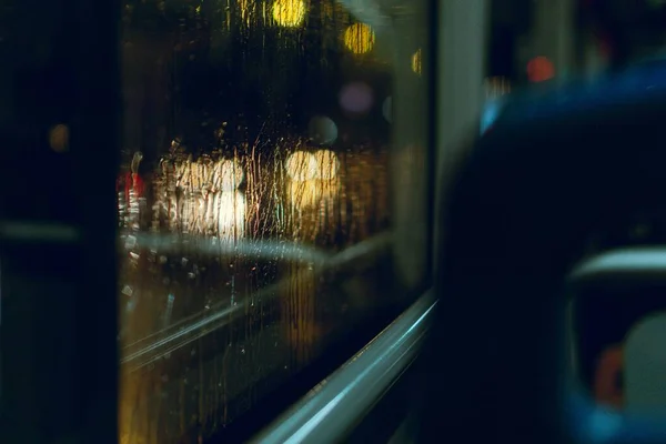 Ein Bus Inneren Mit Blick Auf Ein Fenster Und Regentropfen — Stockfoto