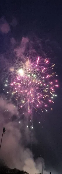Egy Függőleges Lövés Fényes Rózsaszínű Tűzijáték Éjszakai Égbolton Füstcsíkkal — Stock Fotó