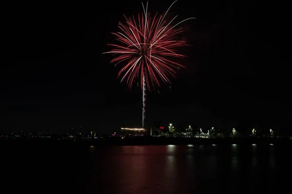 为庆祝7月4日 加州长滩阿拉米托斯湾的海面上喷出烟花 — 图库照片