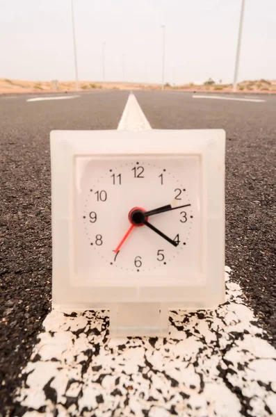 Час Concept Alarm Clock Вулиці Asphalt — стокове фото