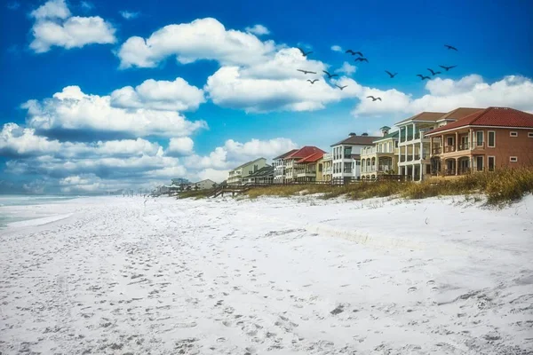 Una Vista Panoramica Case Fila Una Spiaggia Sabbiosa Contro Mare — Foto Stock