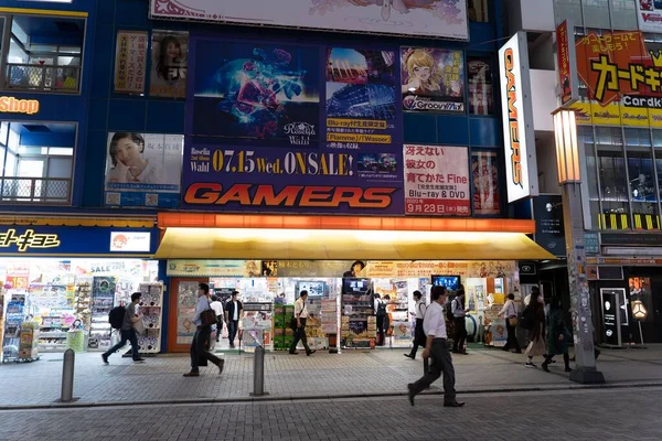 Akihabara, Japonya- 29 Temmuz 2020: İnsanlar Akihabara 'da bir manga dükkanının önünden geçiyor.