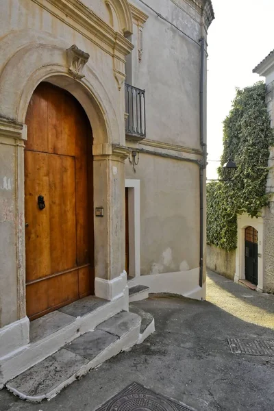 イタリアのカラブリアの村サン ニコラ アルケッラの古い家のファサード — ストック写真