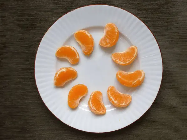 Few Peeled Tangerine Slices White Plate Sunbeams — Stock Photo, Image