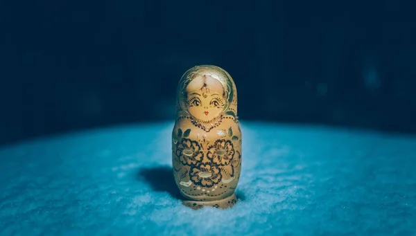 Primo Piano Una Bambola Matryoshka Nella Neve — Foto Stock