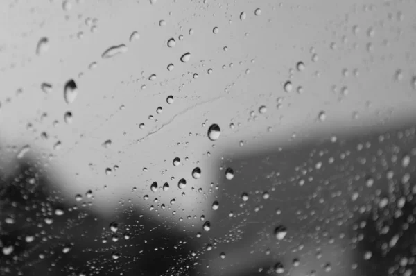 ガラスの上に黒と白の雨滴 — ストック写真