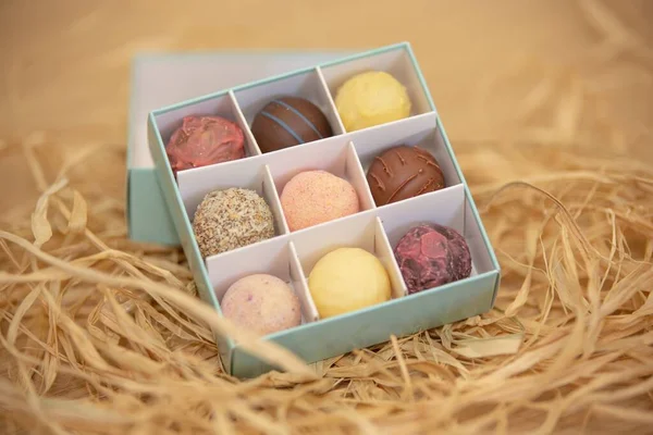 Primer Plano Una Caja Chocolates Gourmet Redondos Con Diferentes Ingredientes — Foto de Stock