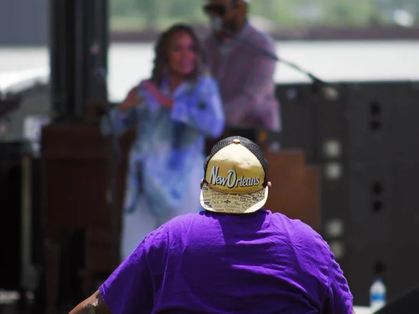 Homem Assistindo Músicos Apresentando Palco — Fotografia de Stock