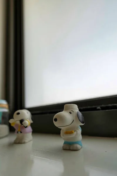 Pencerenin Kenarına Yerleştirilmiş Küçük Snoopy Dog Modelinin Seçici Bir Odak — Stok fotoğraf