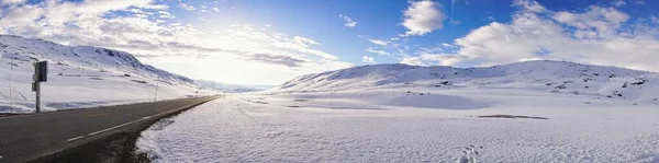 Потрясающий Панорамный Вид Ледник Покрытый Снегом Солнце Безмолвные Просторы Норвегия — стоковое фото