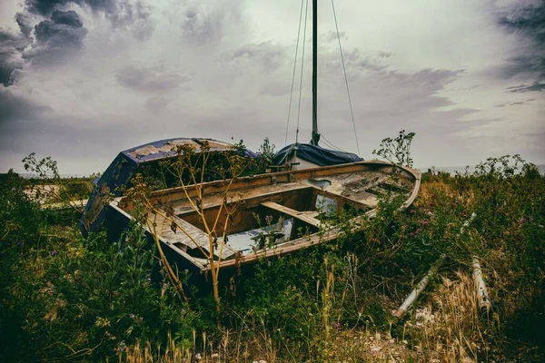 Closeup Shot Ancient Boat Forest Cloudy Day — Stock Photo, Image