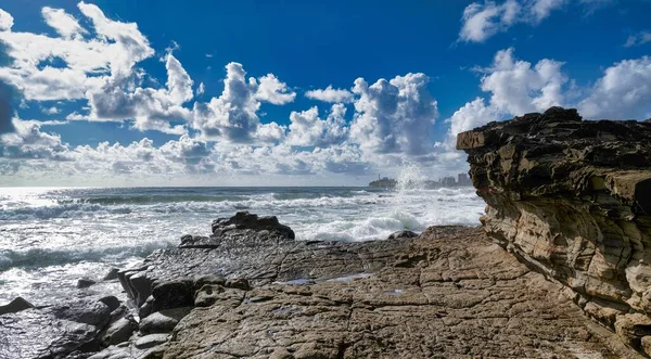 クイーンズランド州の海を背景にした岩場のビーチの空中ビュー — ストック写真