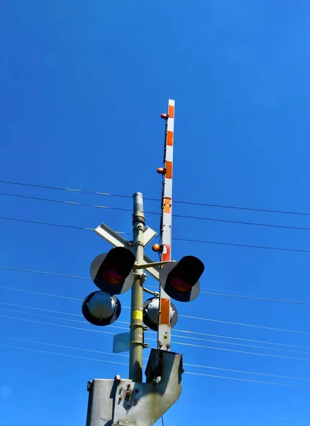 Μια Κάθετη Βολή Ενός Σιδηροδρομικού Φωτός Διέλευσης Μπλε Ουρανό Στο — Φωτογραφία Αρχείου
