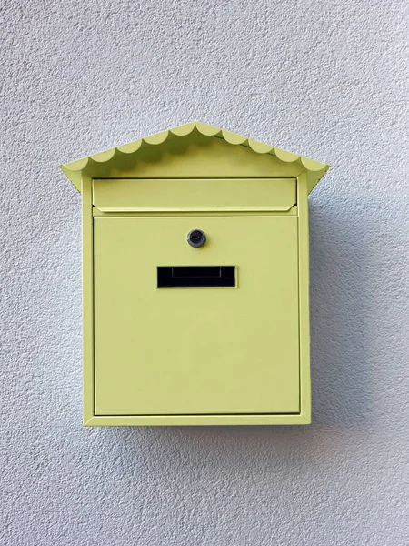Κίτρινο Γραμματοκιβώτιο Κρεμασμένο Στον Λευκό Τοίχο — Φωτογραφία Αρχείου