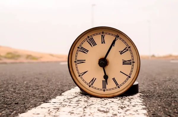 Reloj Despertador Concepto Tiempo Calle Asfalto —  Fotos de Stock