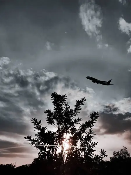 Μια Όμορφη Απόσπαση Της Προσοχής Γλιστρώντας Μέσα Από Σύννεφα — Φωτογραφία Αρχείου