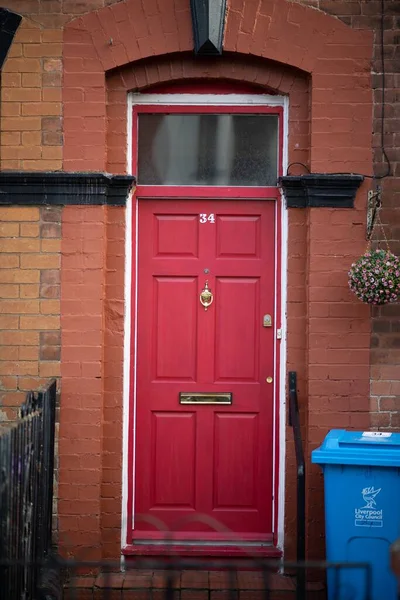 住宅の赤いドアの垂直ショット — ストック写真