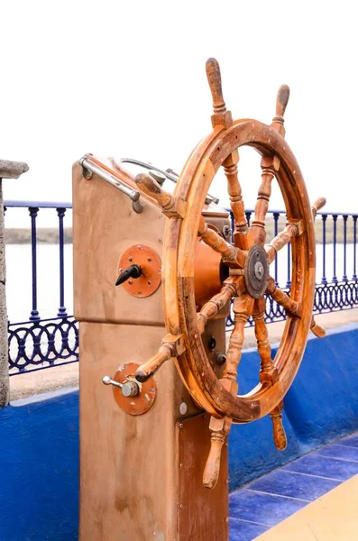 Old Vintage Wooden Helm Wheel Blue Ovcean — Stock Photo, Image