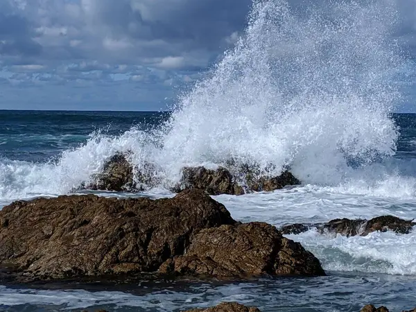 Vlny Narážející Skály Pacific Grove Kalifornii — Stock fotografie