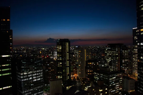 Eine Luftaufnahme Der Skyline Der Stadt Gegen Den Abendhimmel — Stockfoto