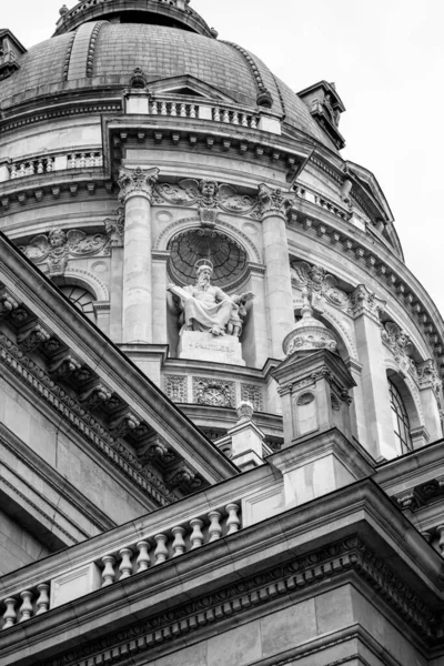 Budapeşte Deki Aziz Stephen Bazilikası Nın Düşük Açılı Gri Çizimi — Stok fotoğraf