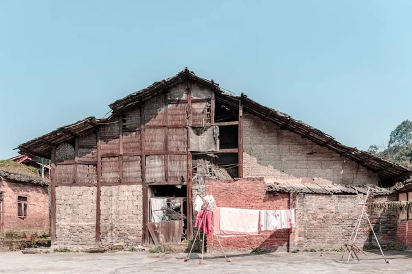 Una Casa Vieja Medio Arruinada Con Una Lavandería Cerca Ella —  Fotos de Stock