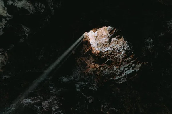 白云石隧道尽头的一道低角度的光 — 图库照片