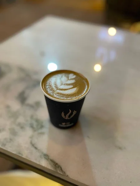 Een Verticaal Shot Van Een Koffie Een Plastic Beker Met — Stockfoto