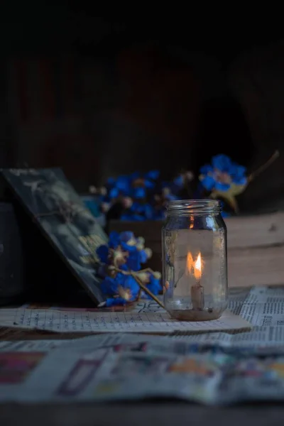 Ett Ljus Glasburk Papper Och Blommor Ett Bord — Stockfoto