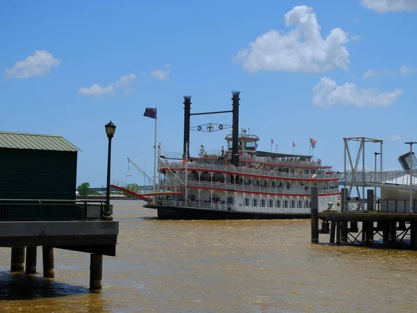 Barco Fluvial Ciudad Nueva Orleans Atracando Woldenberg Park —  Fotos de Stock