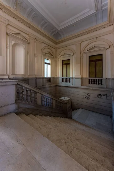 Plano Vertical Una Hermosa Escalera Edificio Abandonado —  Fotos de Stock