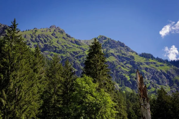Piękna Górska Panorama Dolinie Błękitnym Niebem — Zdjęcie stockowe